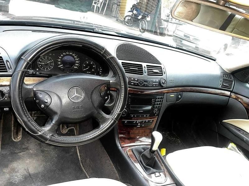 Usado 2002 Mercedes E220 Sedan | € 6.500 - Imagem 1/4