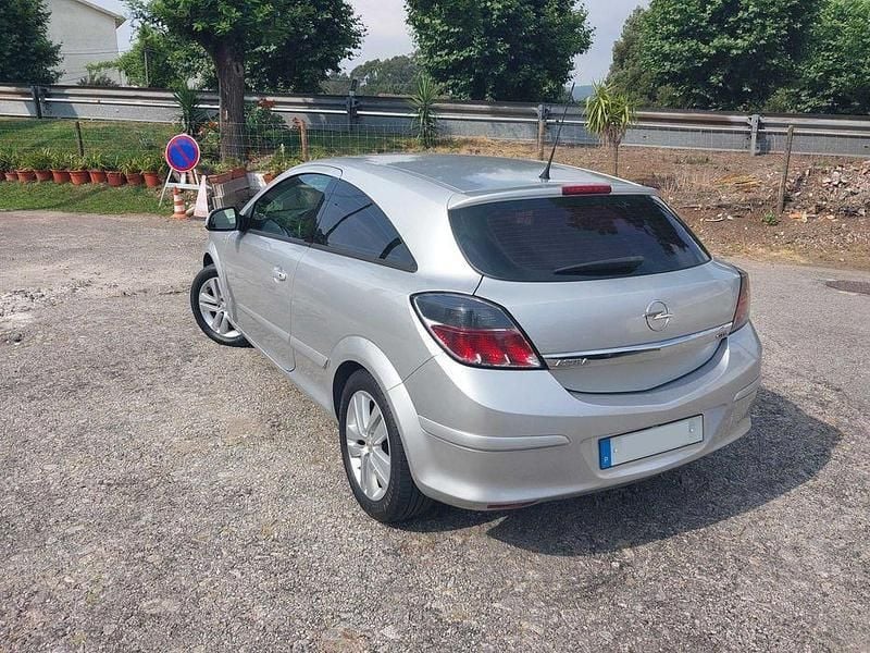 Cinzento Usado 2010 Opel Astra GTC | € 3.900 (Preço justo) - Imagem 1/4