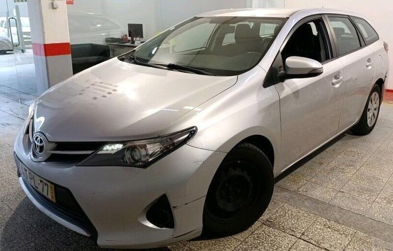 Cinza Usado 2015 Toyota Auris Active Sedan | € 6.200 (Preço justo) - Imagem 1/4