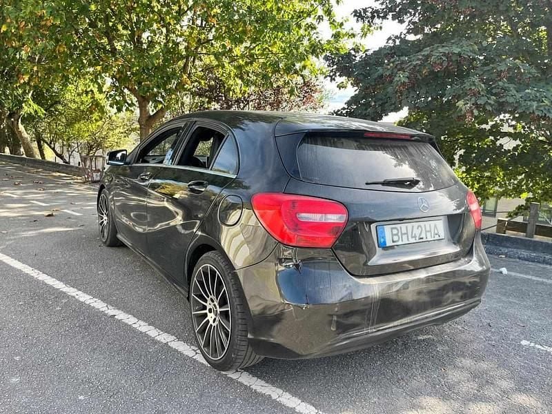 Preto Usado 2013 Mercedes A180 Citadino | € 12.000 (Bom preço) - Imagem 1/3