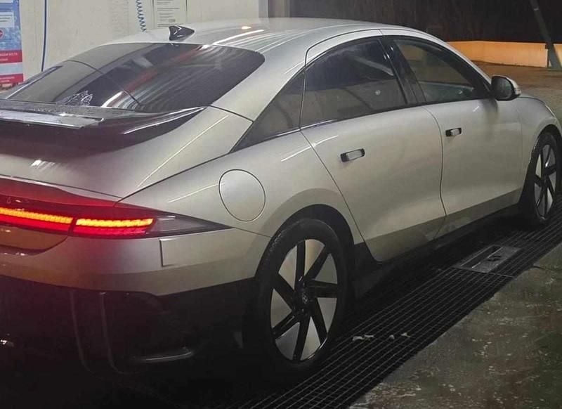 Cinzento Usado 2023 Hyundai Ioniq 6 Sedan | € 35.000 - Imagem 1/1