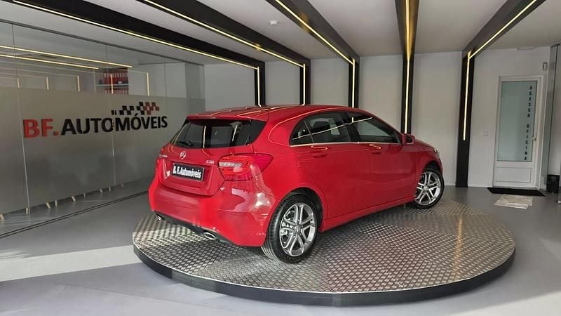 Usado Mercedes A160 Urban 90 HP (66 kW) 2015 Vermelho Citadino