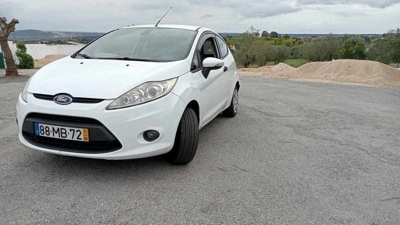 Branco Usado 2011 Ford Fiesta Citadino | € 2.600 (Super Preço) - Imagem 1/4