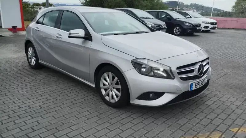 Cinzento prata metalizado Usado 2014 Mercedes A180 Style Citadino | € 13.500 (Preço justo) - Imagem 1/4