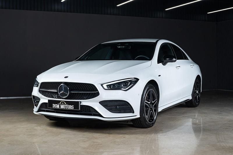 Branco Usado 2020 Mercedes CLA250 AMG line Sedan | € 31.900 - Imagem 1/4