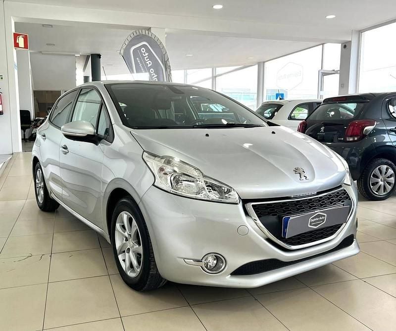 Cinzento Usado 2013 Peugeot 208 Citadino | € 7.490 (Preço justo) - Imagem 1/4