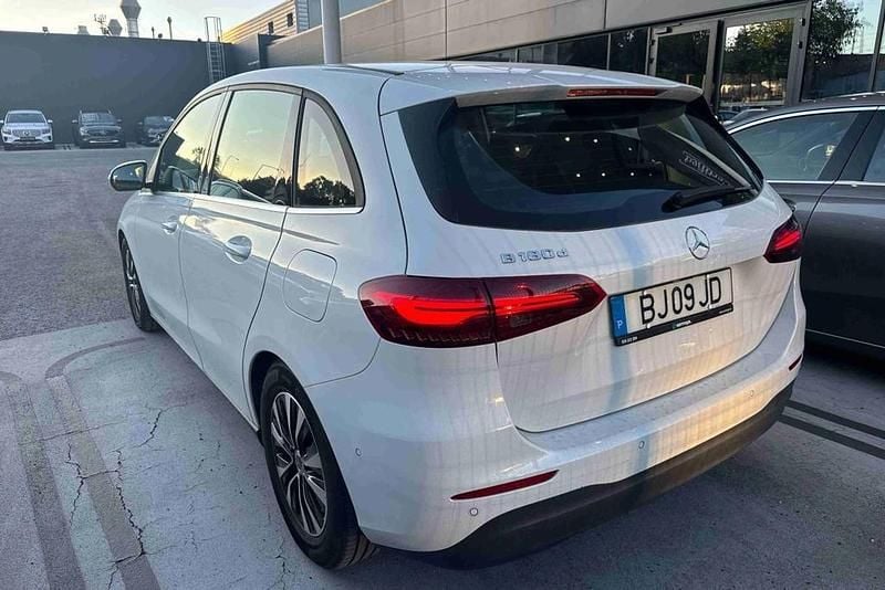 Usado Mercedes B180 116 HP (85 kW) 2024 Branco Monovolume