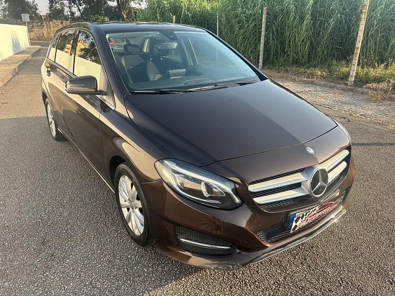 Cinza Usado 2015 Mercedes B180 Urban Monovolume | € 12.900 (Bom preço) - Imagem 1/4