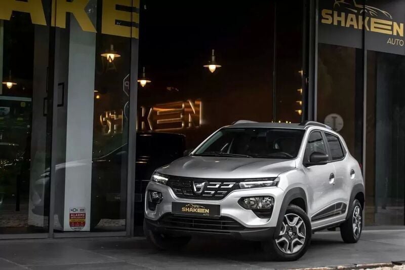 Cinzento Usado 2022 Dacia Spring Comfort Citadino | € 10.990 (Preço justo) - Imagem 1/4