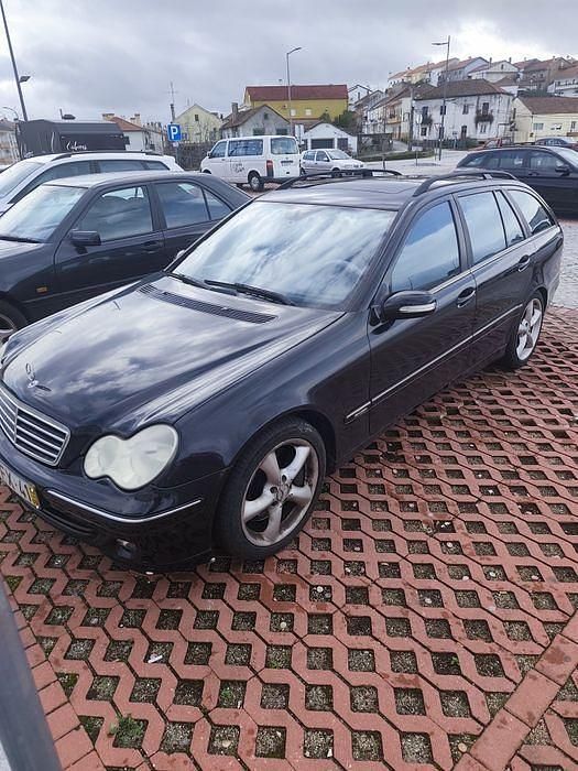 Usado Mercedes C220 Avantgarde 150 HP (110 kW) 2005 Sedan