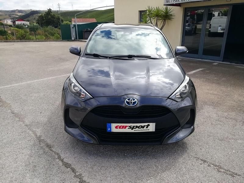 Usado Toyota Yaris Hybrid 94 HP (69 kW) 2022 Cinza