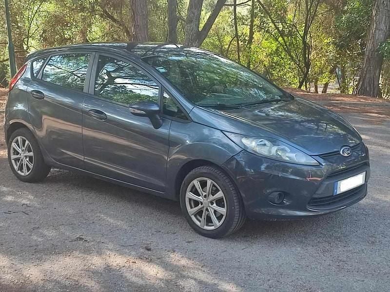 Cinzento Usado 2010 Ford Fiesta Citadino | € 4.750 (Preço justo) - Imagem 1/4