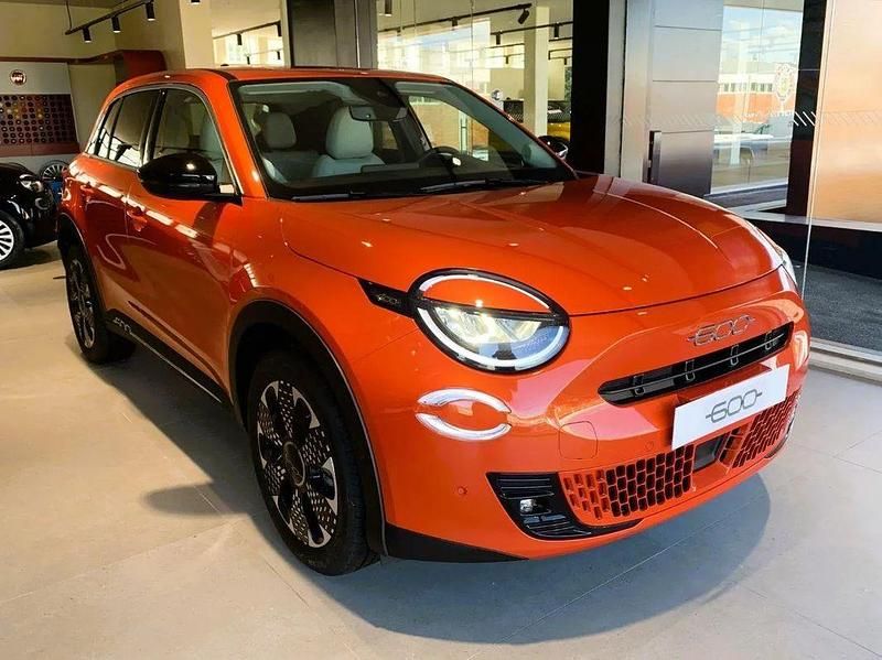 Usado Fiat 600 Red 114 kW (156 HP) 2023 Laranja SUV