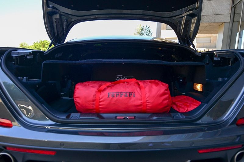 Usado Ferrari California 560 HP (411 kW) 2016 Cinzento Cabrios