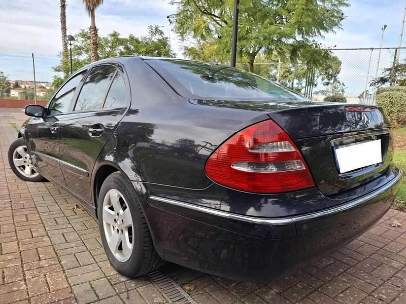 Usado Mercedes E220 150 HP (110 kW) 2003 Preto Sedan
