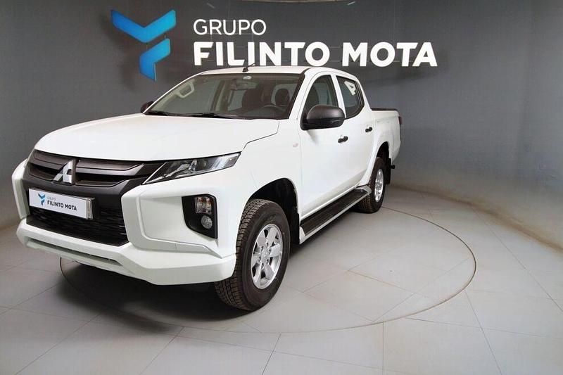 Usado Mitsubishi Colt Invite 150 HP (110 kW) 2023 Branco Citadino