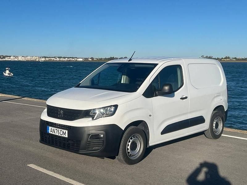 Branco Usado 2021 Peugeot Partner Monovolume | € 12.900 (Preço justo) - Imagem 1/4