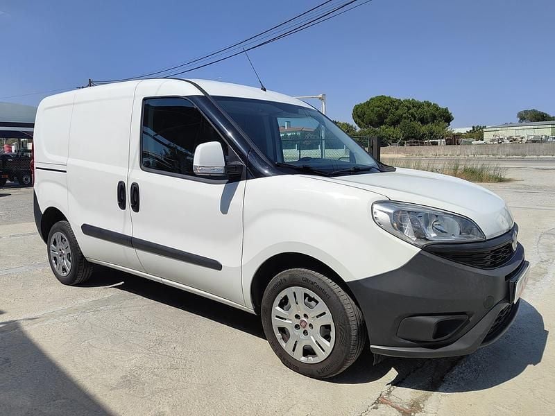 Usado Fiat Doblò Easy 95 HP (69 kW) 2020 Branco Monovolume