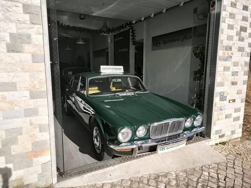 Verde Usado 1976 Jaguar XJ6 Sedan | € 24.950 - Imagem 1/4