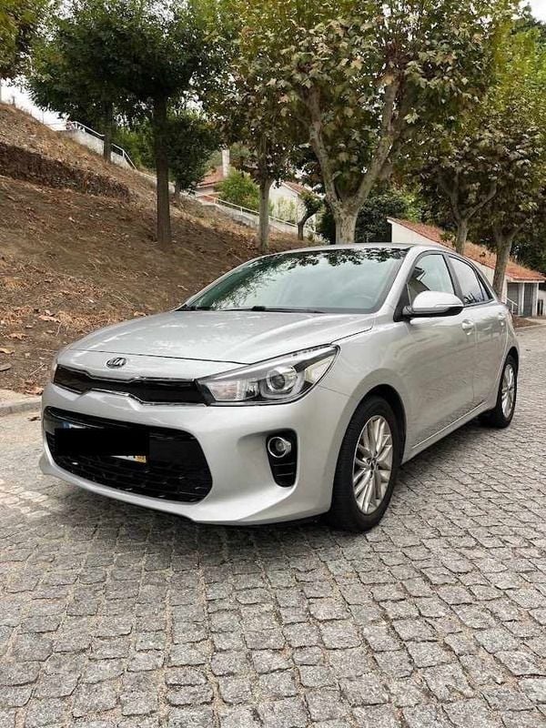 Cinzento Usado 2019 Kia Rio Sedan | € 12.500 (Preço justo) - Imagem 1/4