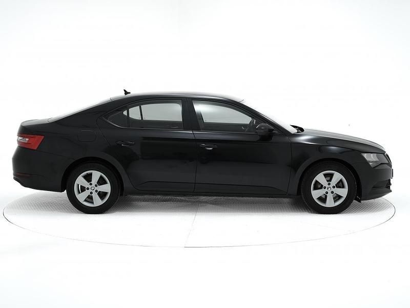 Usado Skoda Superb Active 120 HP (88 kW) 2017 Preto Sedan