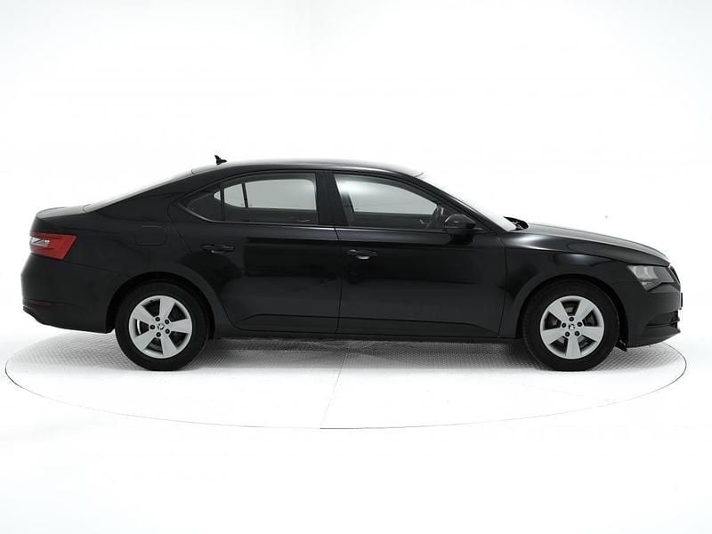 Usado Skoda Superb Active 120 HP (88 kW) 2017 Preto Sedan