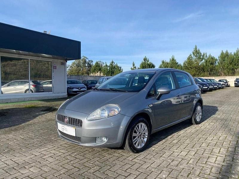 Cinzento Usado 2009 Fiat Grande Punto Citadino | € 4.990 (Preço justo) - Imagem 1/4