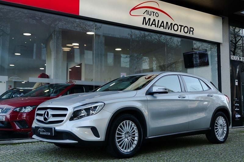 Cinza Usado 2017 Mercedes GLA180 Urban SUV | € 18.500 (Super Preço) - Imagem 1/4