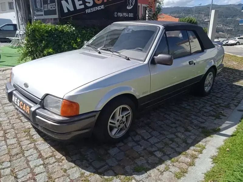 Usado Ford Escort Cabriolet 105 HP (77 kW) 1988 Cinzento Cabrios