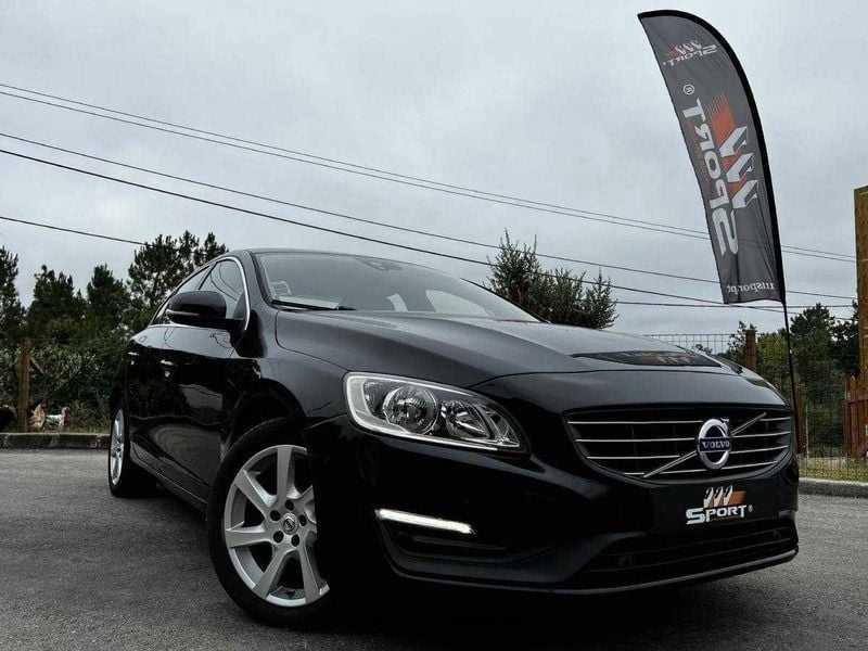 Preto Usado 2017 Volvo S60 Momentum Sedan | € 23.250 - Imagem 1/4