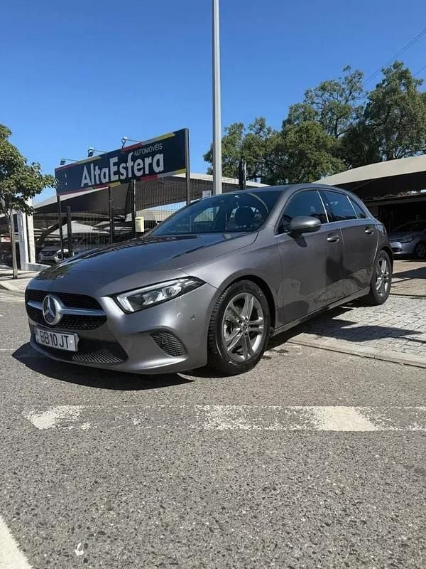 Cinzento platina Usado 2018 Mercedes A180 Business | € 23.990 (Preço justo) - Imagem 1/4