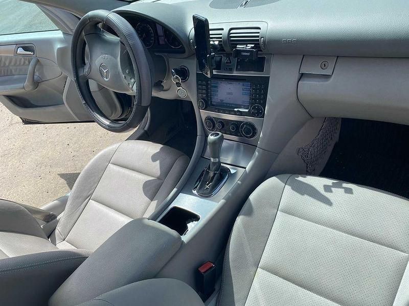 Usado 2006 Mercedes 220 Avantgarde Sedan | € 8.750 - Imagem 1/4
