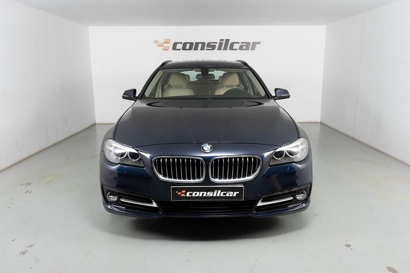 Azul escuro Usado 2015 BMW 518 Luxury Line Carrinha | € 16.980 - Imagem 1/4