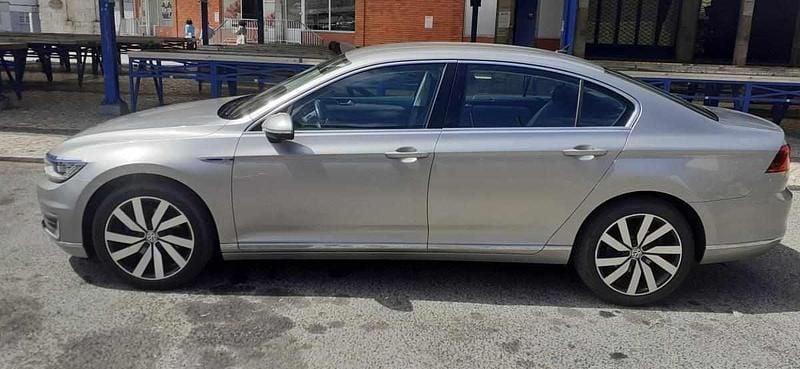 Cinzento Usado 2017 VW Passat GTE Sedan | € 19.000 (Preço justo) - Imagem 1/4