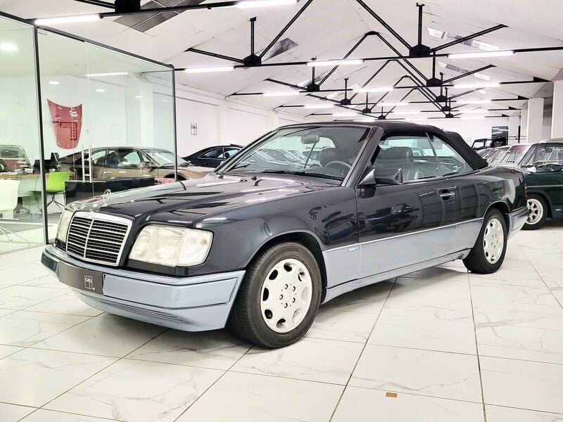Preto Usado 1995 Mercedes E220 Cabrios | € 20.900 - Imagem 1/4