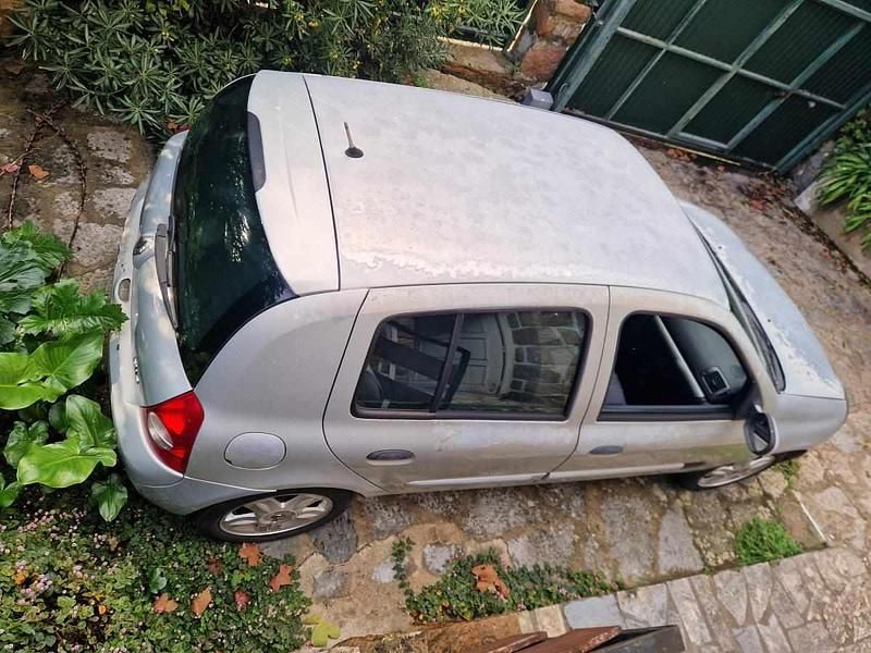 Usado Renault Clio II 75 HP (55 kW) 2004 Cinzento Citadino