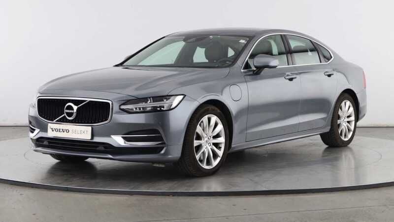 Usado Volvo S90 Momentum 303 HP (222 kW) 2020 Cinzento ósmio Sedan