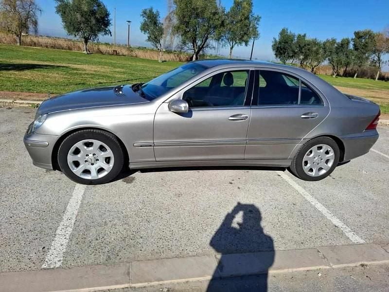 Cinzento Usado 2004 Mercedes C220 Sedan | € 8.000 (Preço justo) - Imagem 1/3