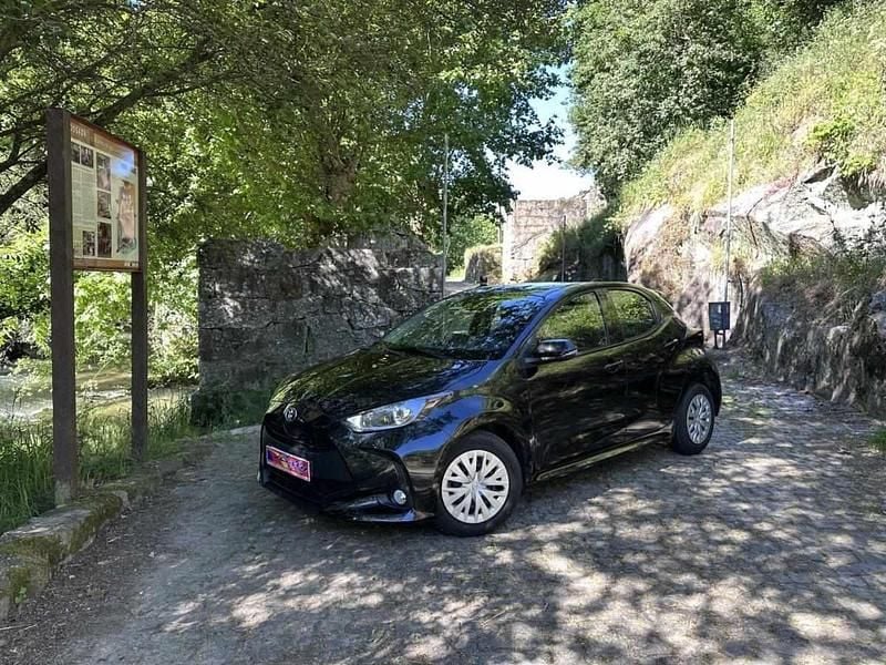 Usado Toyota Yaris Hybrid 92 HP (67 kW) 2022 Preto