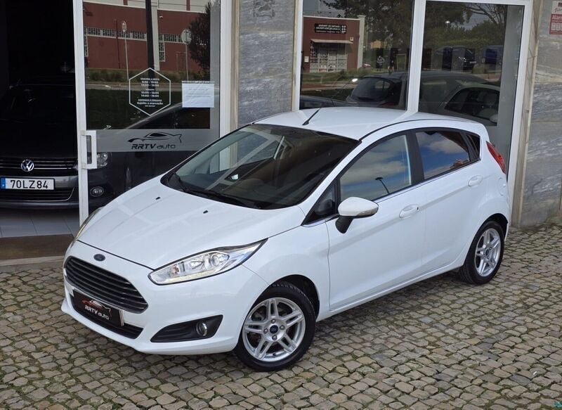 Branco Usado 2015 Ford Fiesta Titanium Citadino | € 8.950 (Preço justo) - Imagem 1/4