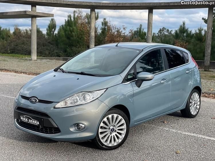 Cinza Usado 2010 Ford Fiesta Titanium Citadino | € 9.990 - Imagem 1/1
