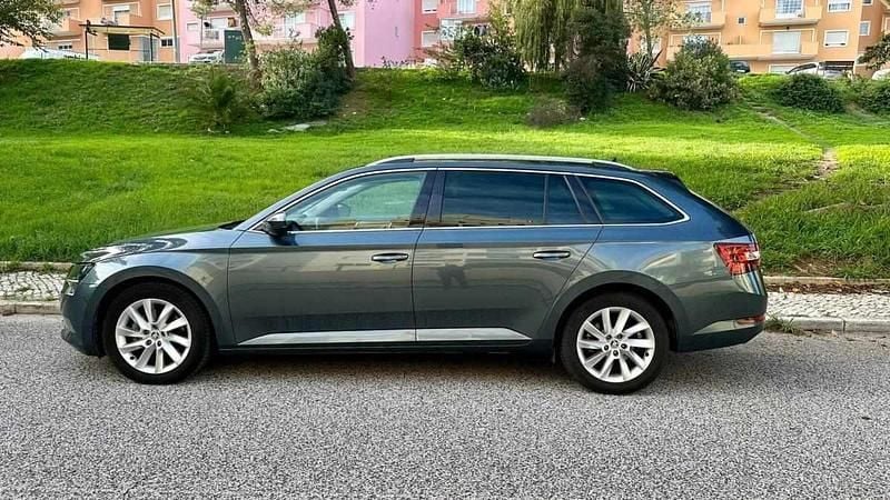 Usado Skoda Superb 120 HP (88 kW) 2017 Cinzento Citadino