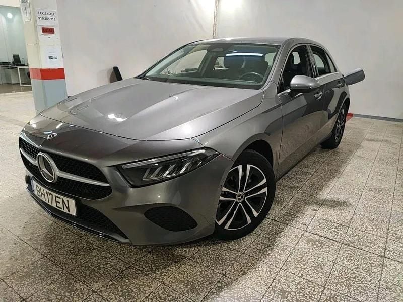 Cinza Usado 2024 Mercedes A250 Sedan | € 33.900 - Imagem 1/4