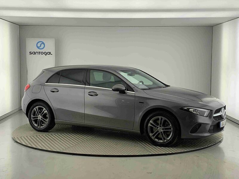 Cinza Usado 2020 Mercedes A250 Style | € 32.490 - Imagem 1/4