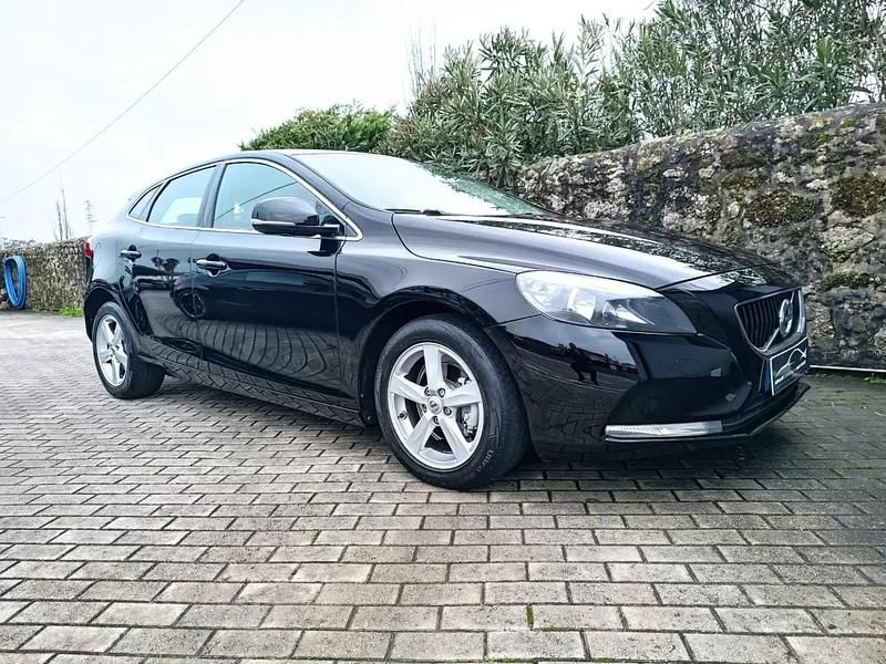 Usado Volvo V40 Momentum 120 HP (88 kW) 2017 Preto Citadino