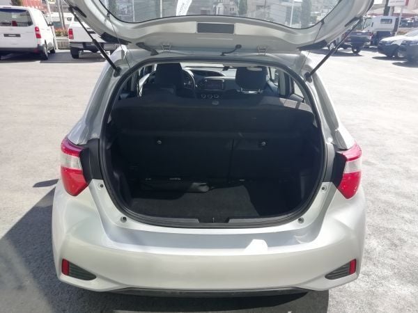 Usado Toyota Yaris Comfort 90 HP (66 kW) 2019 Cinza (pintura metalizada) Sedan