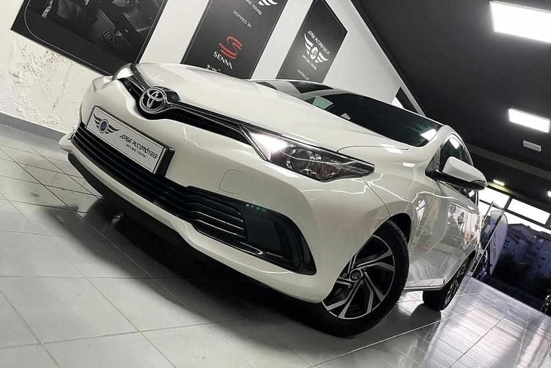 Usado Toyota Auris 90 HP (66 kW) 2015 Branco Citadino