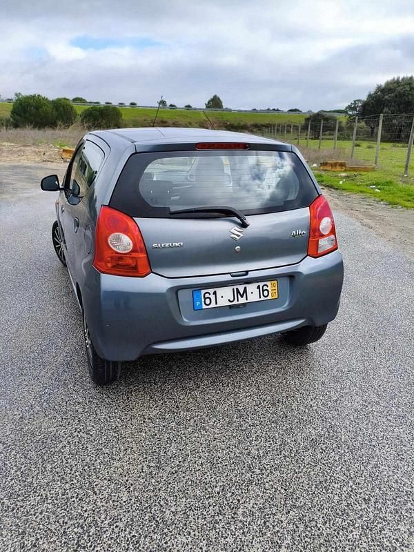 Usado Suzuki Alto 68 HP (50 kW) 2010 Cinzento Citadino