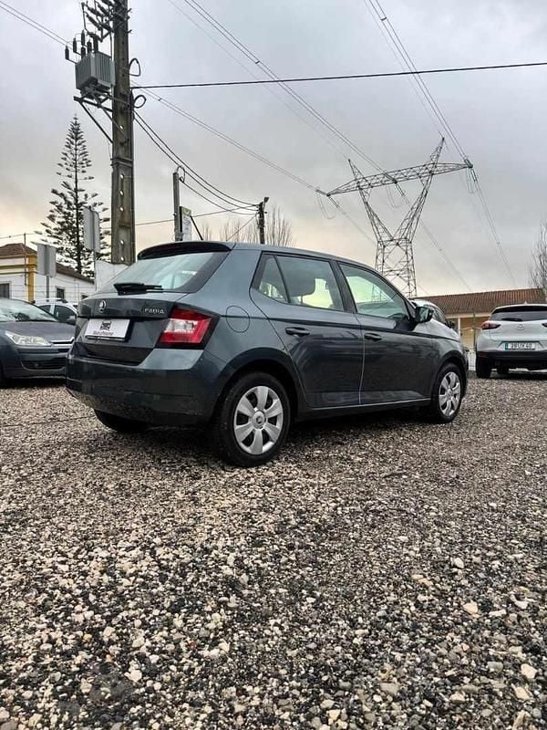 Usado Skoda Fabia 90 HP (66 kW) 2017 Cinzento Sedan