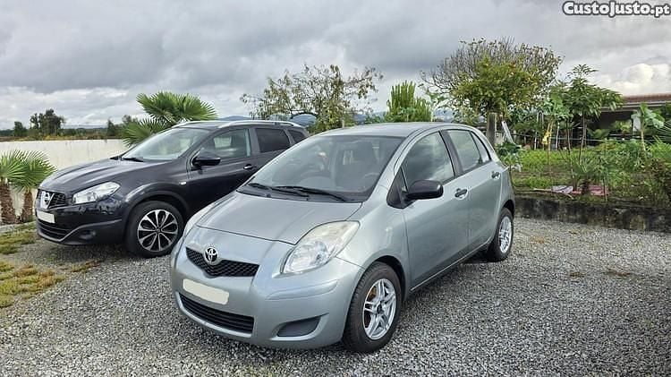 Cinza Usado 2010 Toyota Yaris Citadino | € 7.500 (Preço justo) - Imagem 1/1